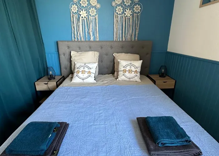 Apparemment Proche * Agde