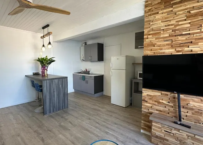 Apparemment Proche * Agde