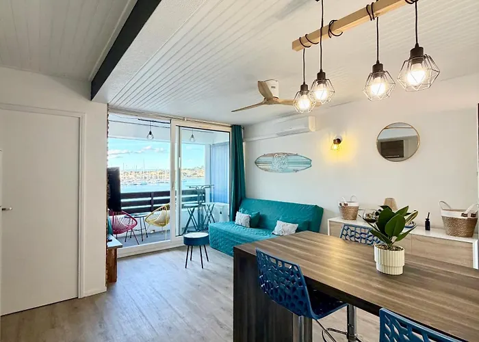 Apparemment Proche * Agde